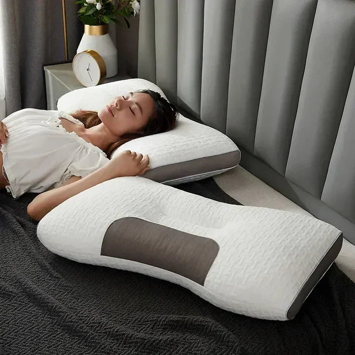 Frau schläft auf ergonomischem Nackenstützkissen, weiß, Memory-Schaum, Schlafzimmer.