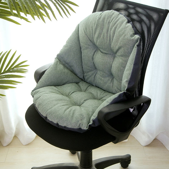 Ergonomisches graues Sitzkissen auf Bürostuhl, bequemes Design, ideal für Rückenschmerzen.