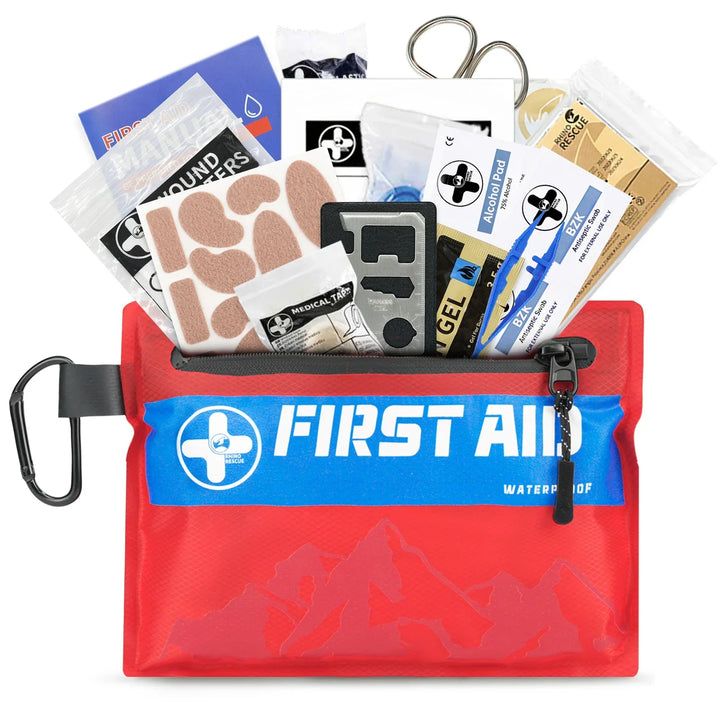 Wasserdichte Erste-Hilfe-Tasche, rot, mit Pflastern, Schere, Verbänden und Karabiner.