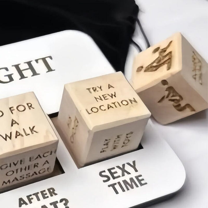 Holzwürfel-Spiel für Paare, erotische Würfel, beige, mit Text und Symbolen, auf weißem Hintergrund.
