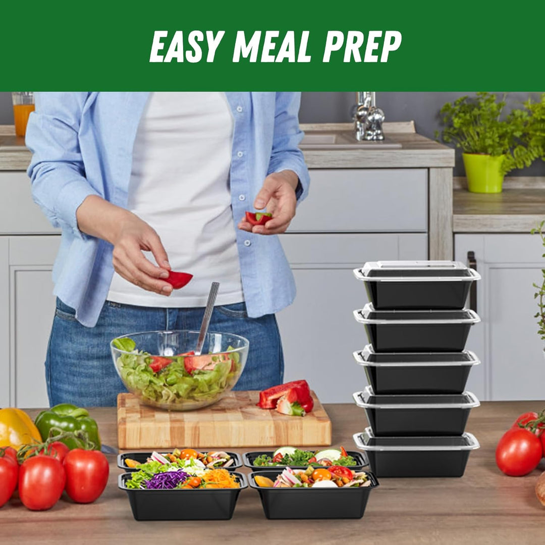 Frau bereitet Salat in Küche mit schwarzen Meal-Prep-Boxen vor, gesunde Ernährung, Vorratsbehälter.