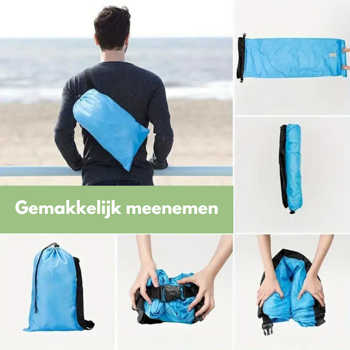 Mann mit blauem faltbarem Rucksack am Strand, leicht tragbar, kompakt, Reiseausrüstung.