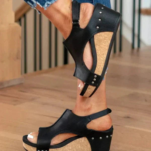 Schwarze orthopädische Damensandalen mit Keilabsatz und Nieten, ideal für Komfort und Stil.