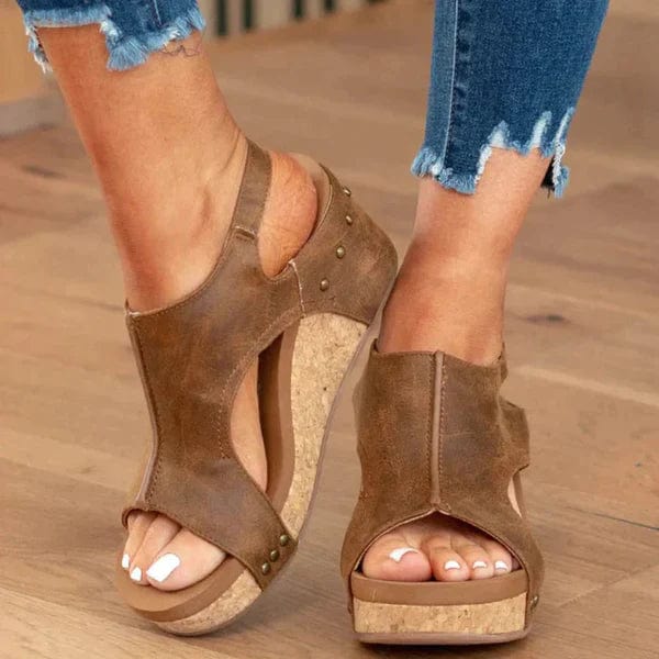 Braune orthopädische Damensandalen aus Leder mit Keilabsatz, ideal für Komfort und Stil.