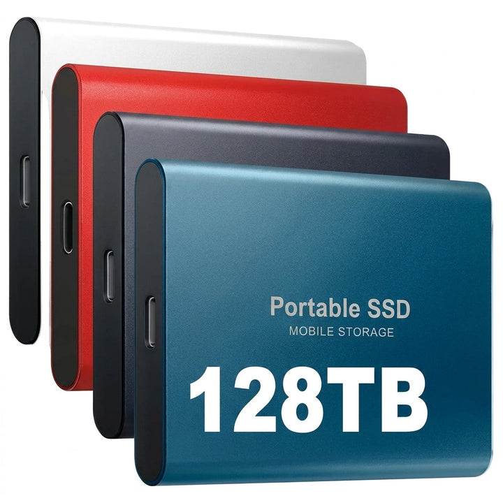 Čtyři přenosné SSD disky v bílé, červené, tmavě modré a modré barvě naskládané za sebou, na straně každého vidět port USB-C. 1