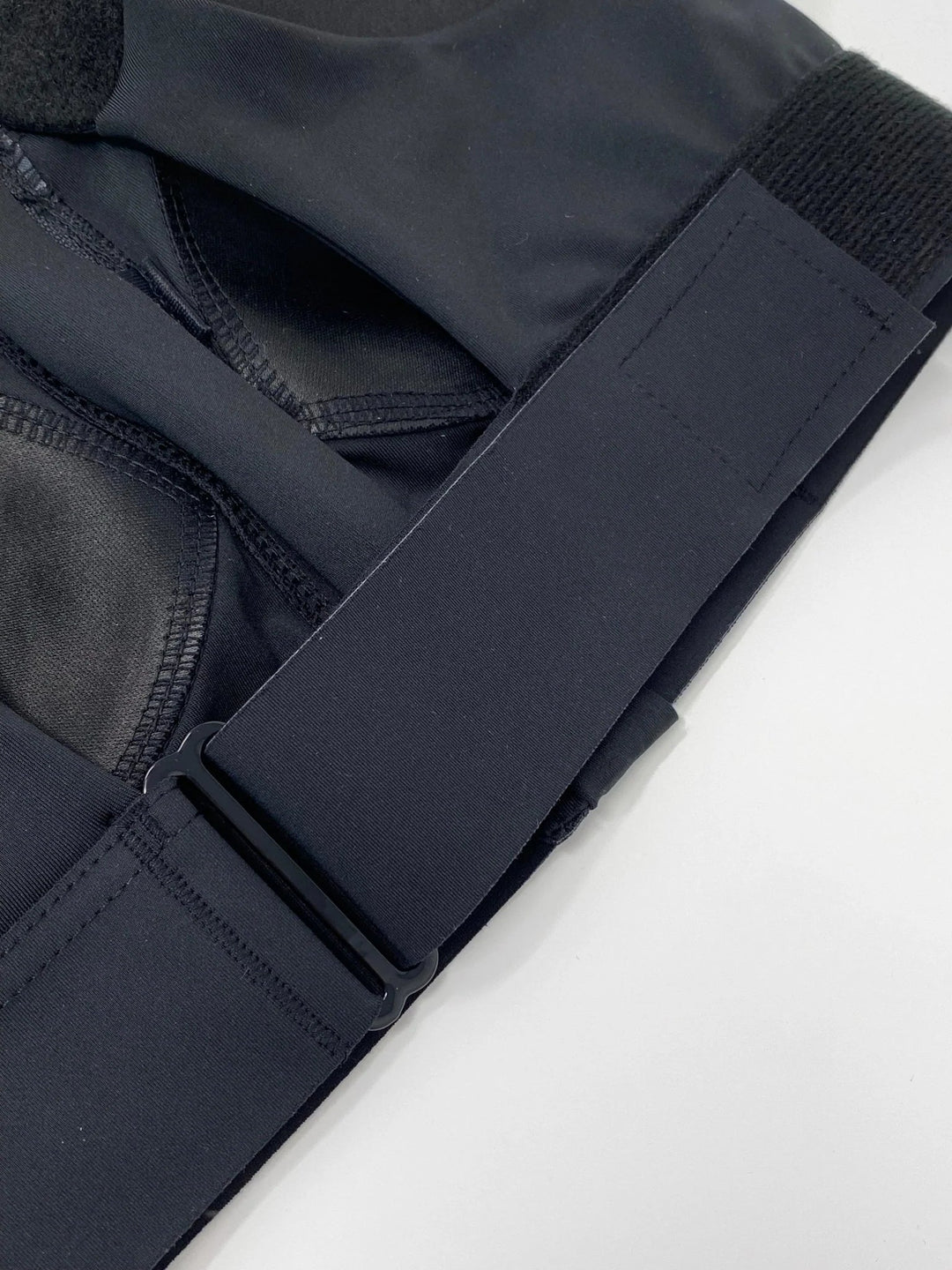Schwarzer Sport-BH mit extremem Halt, verstellbarem Verschluss, atmungsaktivem Material.