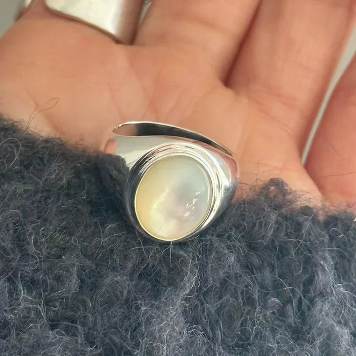 Silberring mit ovalem Mondstein, handgefertigt, elegantes Design, Schmuck für Damen.
