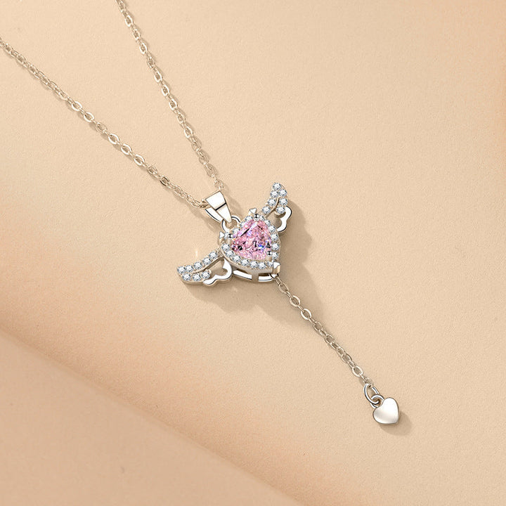 Silberkette mit rosa Herzanhänger, Flügeldesign, Damenmode-Schmuck, Geschenkidee.
