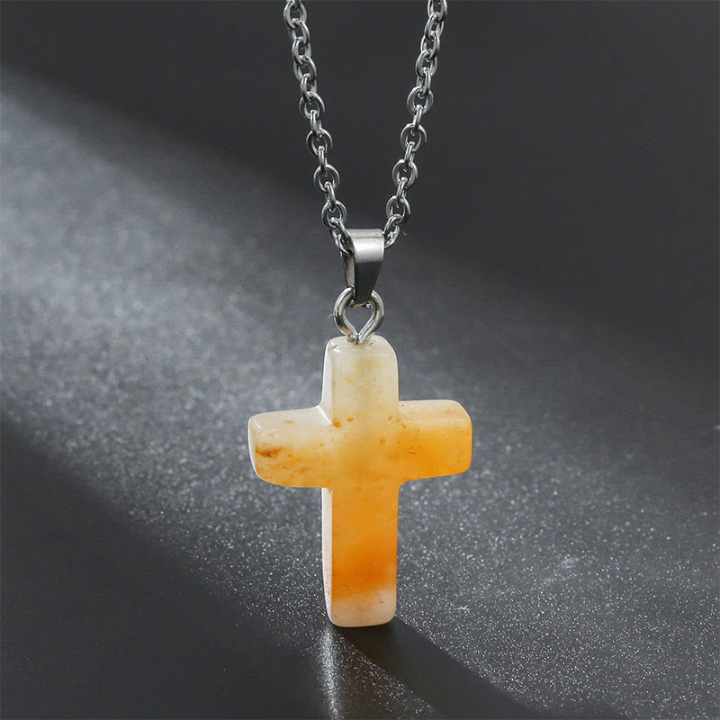 Kreuzanhänger aus gelbem Marmor an silberner Kette, eleganter Schmuck für Damen und Herren.