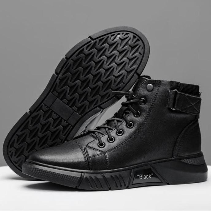 Schwarze Herren-Sneaker aus Leder, hohe Sohle, modisch, rutschfest, urbaner Stil.