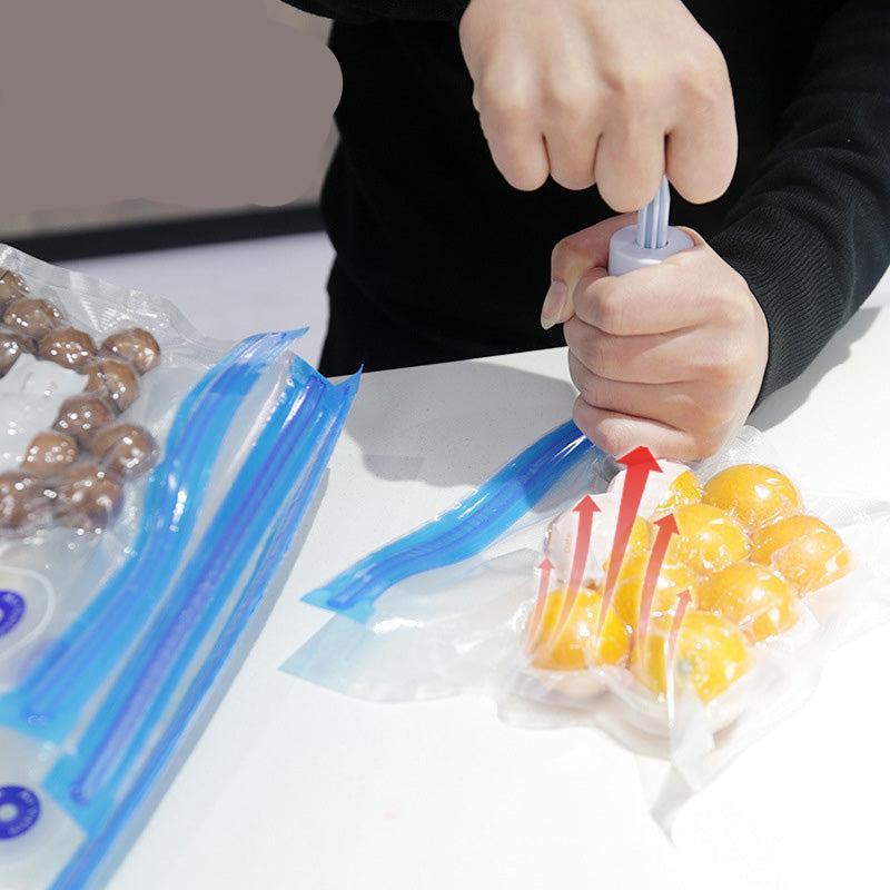 Person verwendet Vakuumierer für Lebensmittel in Plastikbeuteln, Frische, Küche, Aufbewahrung.
