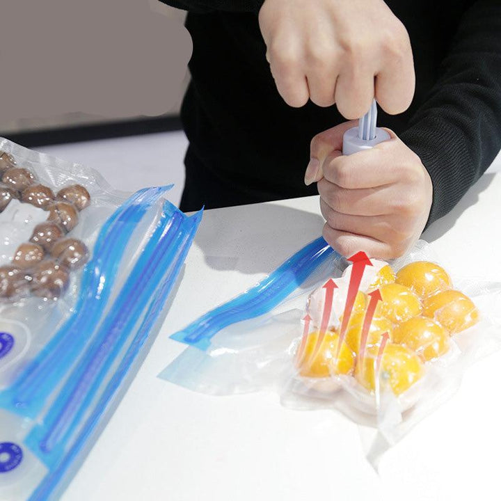 Person verwendet Vakuumierer für Lebensmittel in Plastikbeuteln, Frische, Küche, Aufbewahrung.