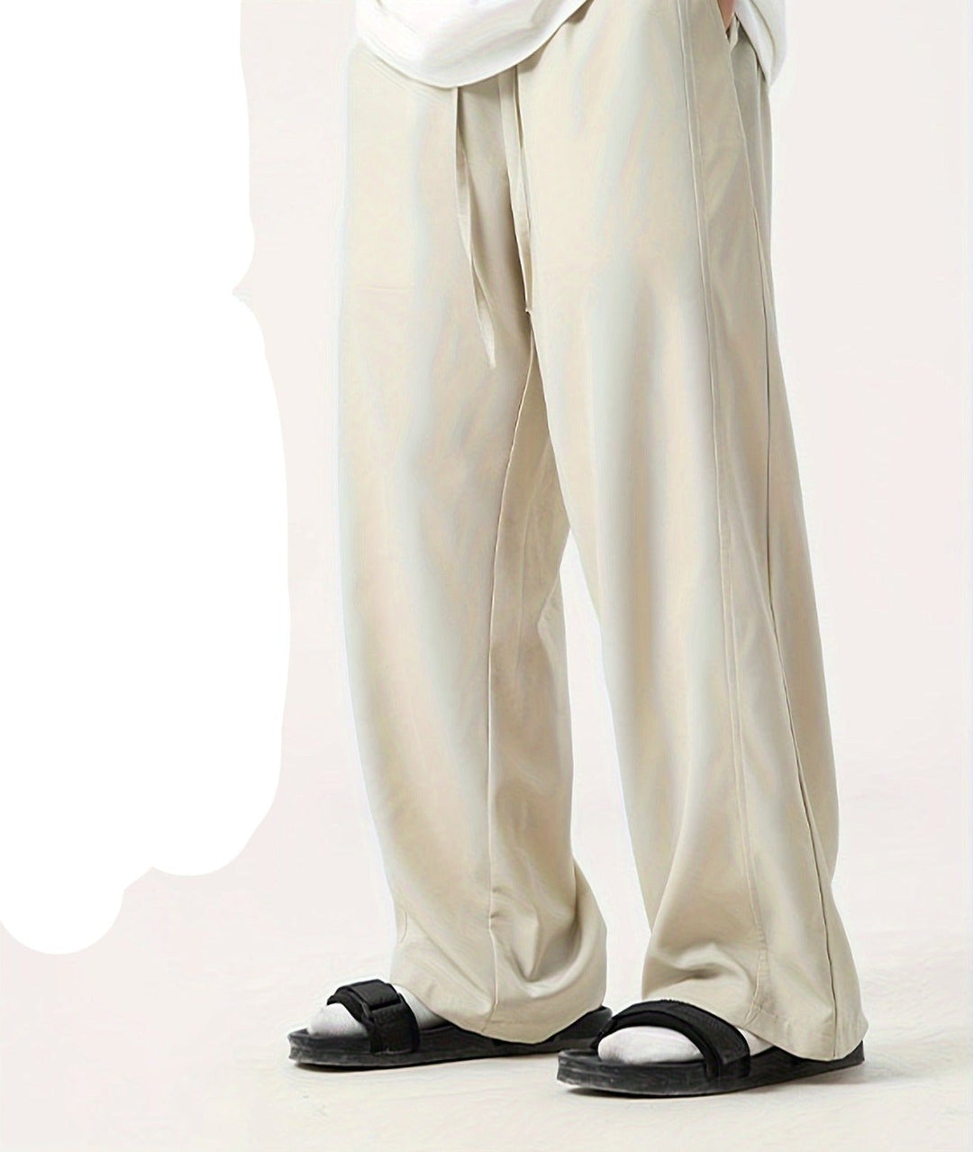 Beige weite Hose, Unisex, lässiger Stil, Sommermode, Sandalen, bequeme Freizeitkleidung.