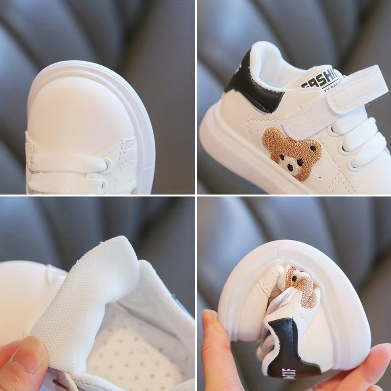Weiße Kinderschuhe mit Bärenmotiv, Klettverschluss, rutschfeste Sohle, bequem, modisch.
