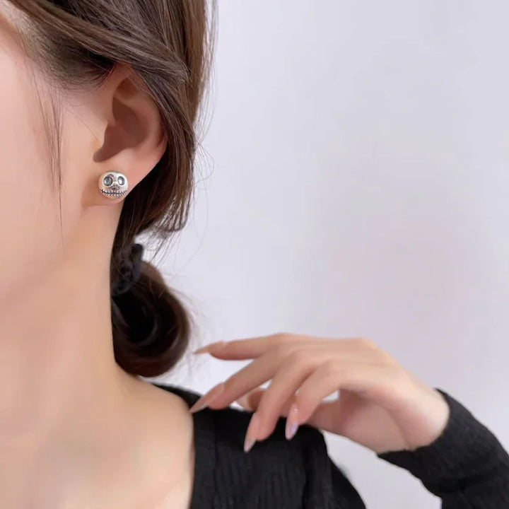 Silberne Totenkopf-Ohrringe, Damenmode, Schmuck, Accessoire, stilvoll, elegant, trendig.