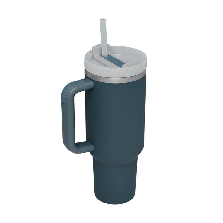Dunkelblauer Thermobecher mit Henkel und Strohhalm, ideal für unterwegs, BPA-frei.
