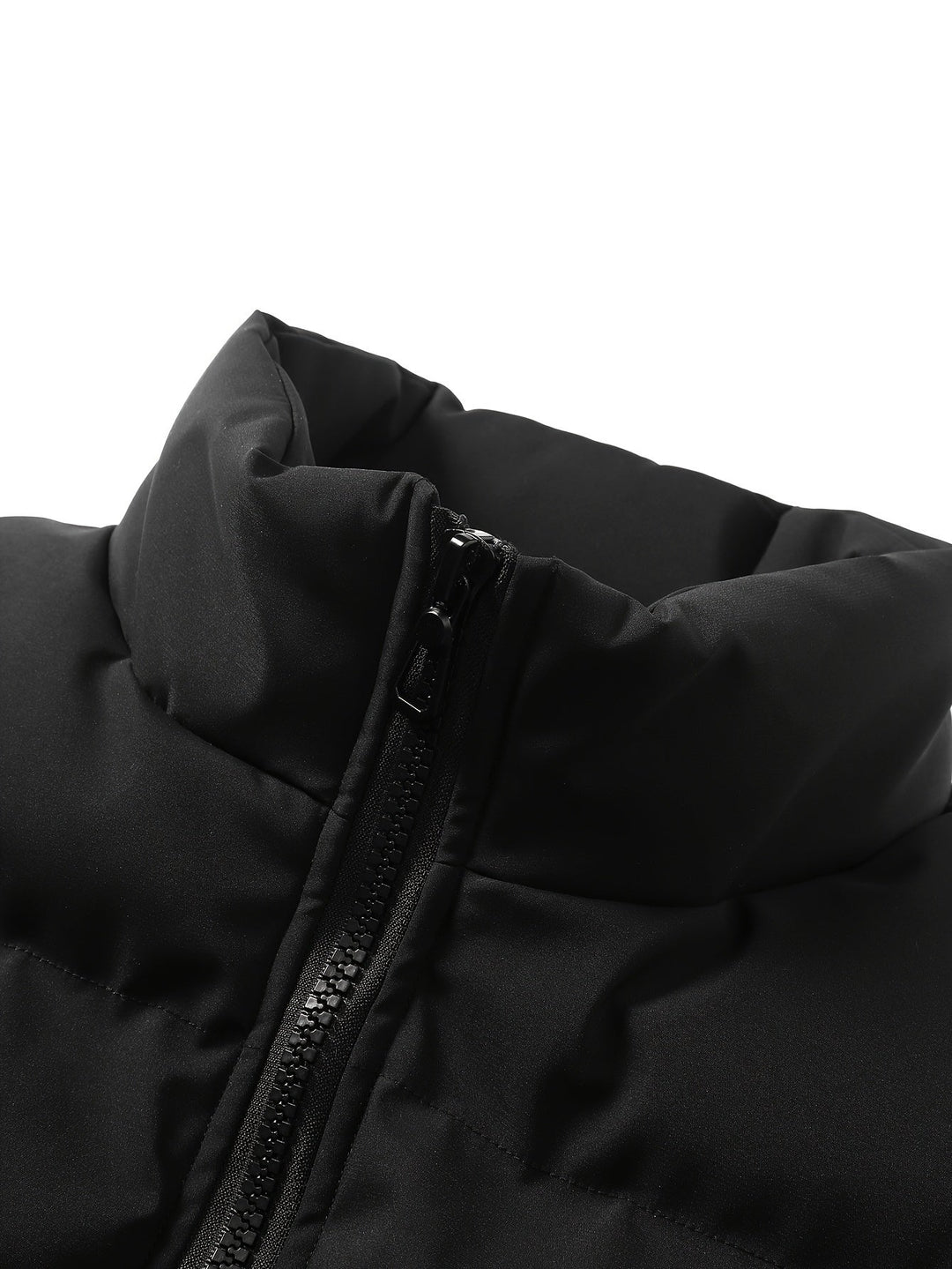 Schwarze Daunenjacke mit Reißverschluss, Stehkragen, Wintermode, warm, stilvoll.