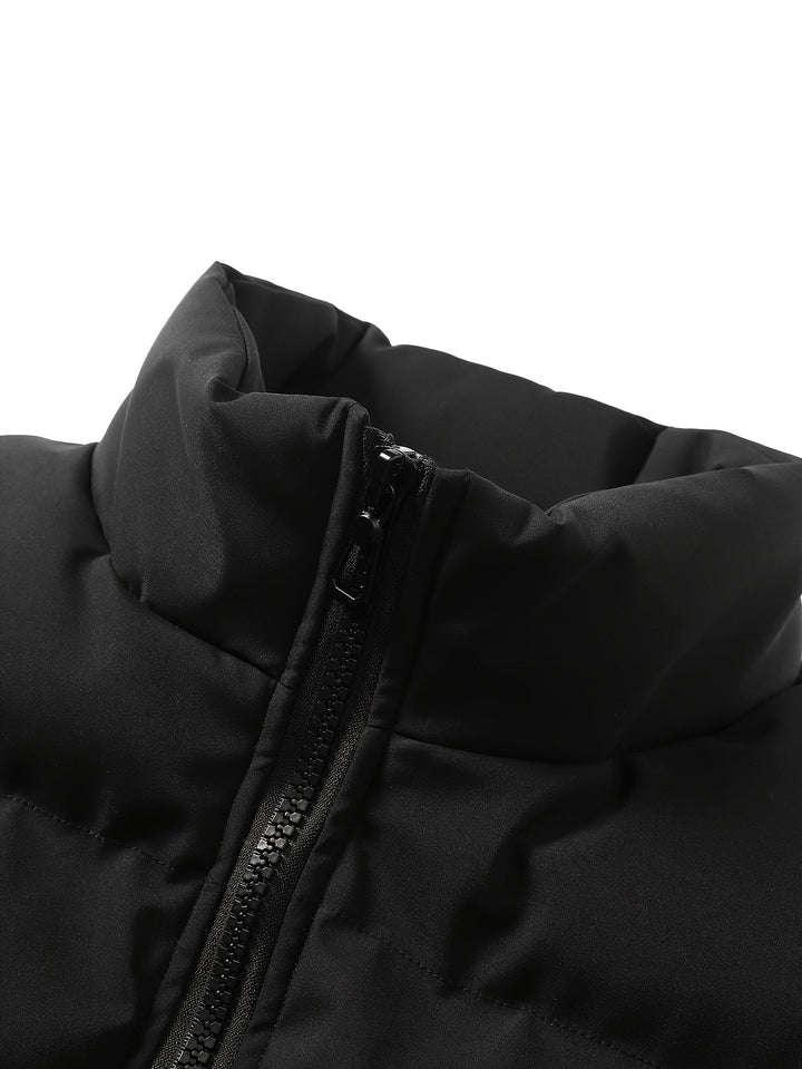 Schwarze Daunenjacke mit Reißverschluss, Stehkragen, Wintermode, warm, stilvoll.