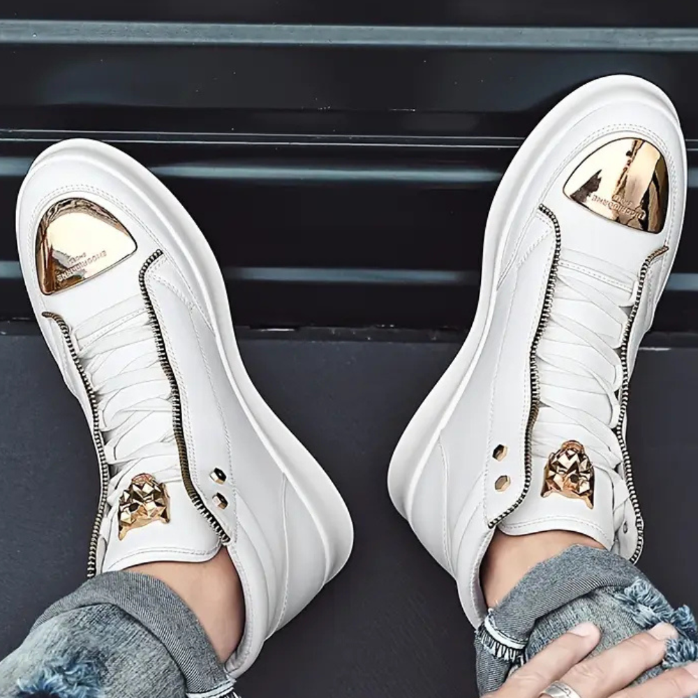 Weiße Sneaker mit goldenen Details, Leder, modisch, Herren, Straßenstil, Freizeit, bequem.