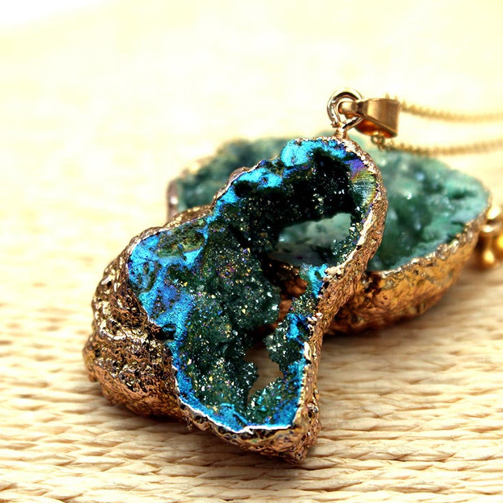 Blauer Drusen-Anhänger, goldumrandet, funkelnd, Schmuck, Kristall, Naturstein, Geschenkidee