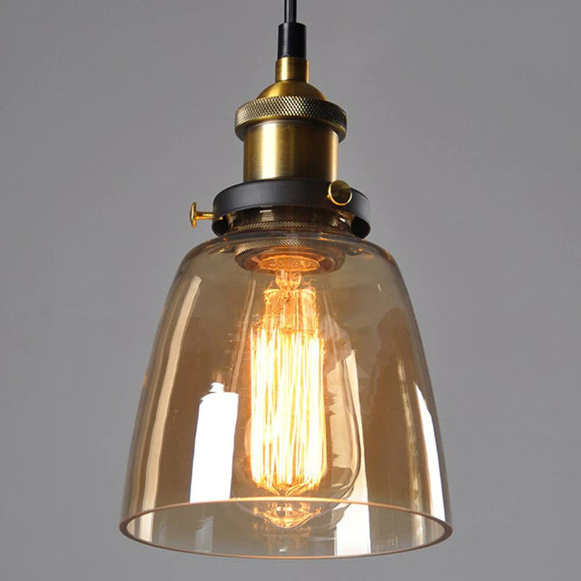 Industrielle Hängeleuchte mit Glas-Schirm, Vintage-Design, E27-Fassung, warmes Licht, Messing.