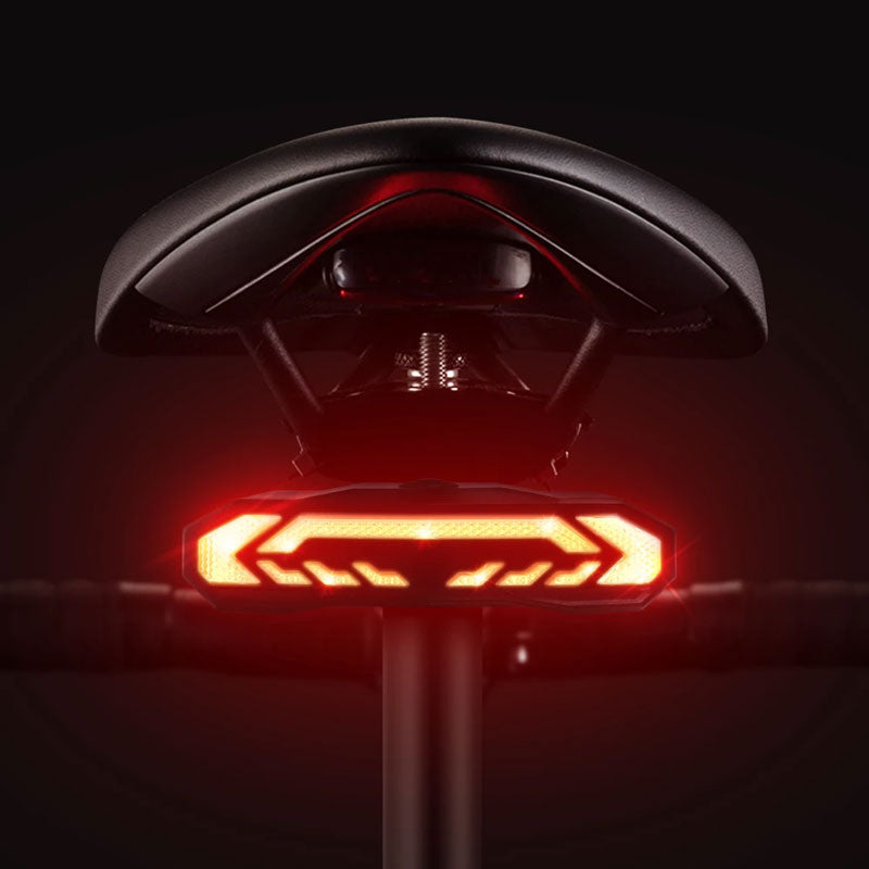 Fahrradsattel mit rotem LED-Rücklicht, schwarz, ergonomisch, für sicheres Nachtfahren.