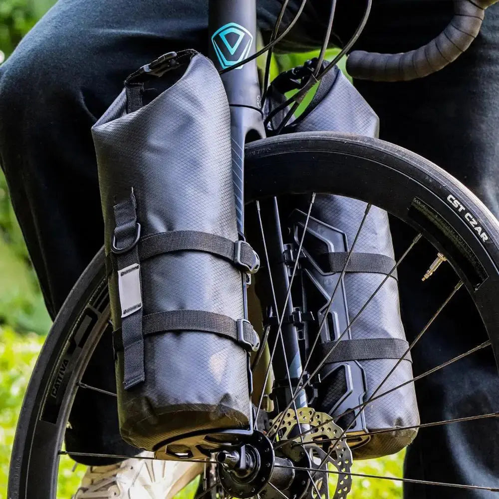 Wasserdichte Fahrradtaschen am Vorderrad, schwarz, ideal für Outdoor-Abenteuer.