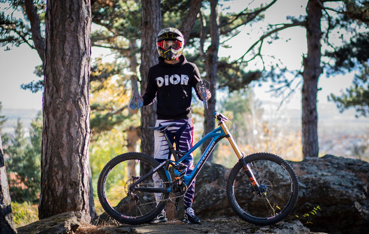 Mountainbiker mit blauem Fahrrad und Helm im Wald, Outdoor-Abenteuer, Fahrradfahren.
