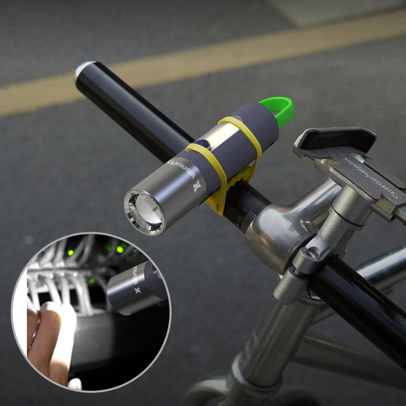Silberne LED-Fahrradlampe, wasserdicht, am Lenker montiert, ideal für Nachtfahrten.