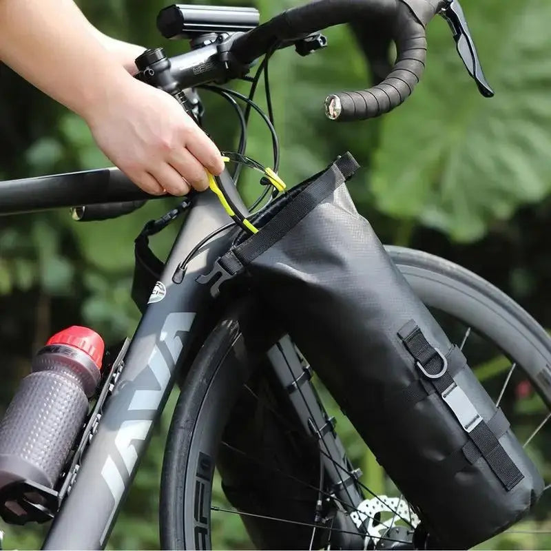 Wasserdichte Fahrradtasche am Lenker, schwarz, ideal für Outdoor-Abenteuer und Radtouren.