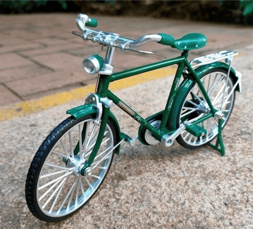 Grünes Miniaturfahrrad aus Metall, Retro-Design, Sammlerstück, Modellbau, Dekoration.