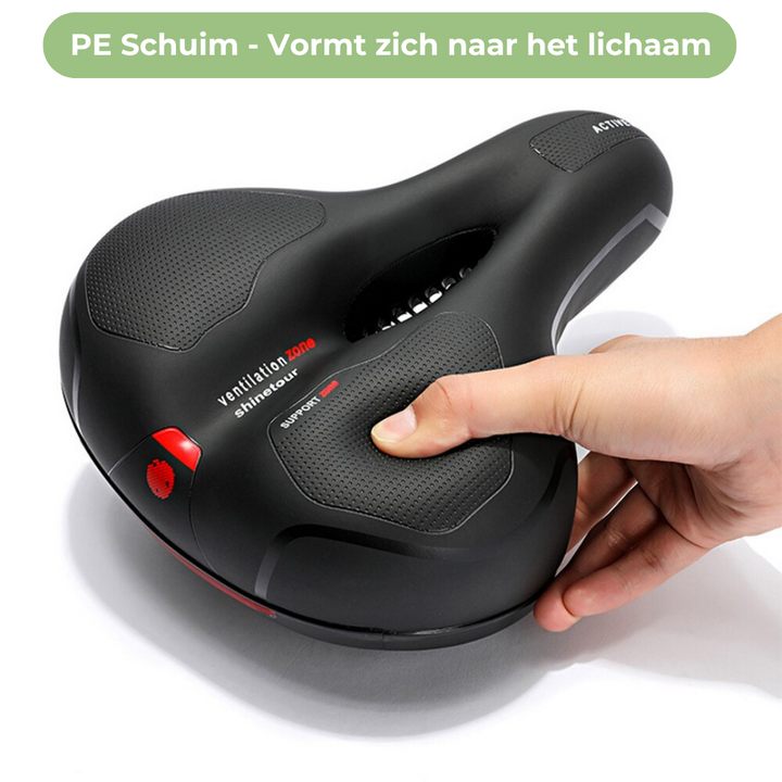 Schwarzer Fahrradsattel, ergonomisch, PE-Schaum, Belüftungszone, handgehalten.