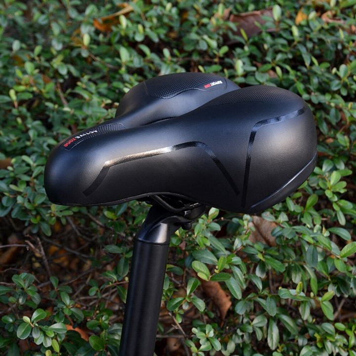 Schwarzer Fahrradsattel ergonomisch, gepolstert, wetterfest, ideal für Mountainbikes.