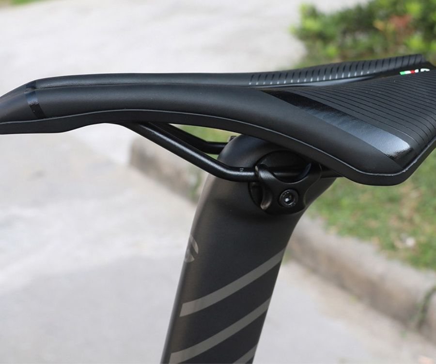 Schwarzer Fahrradsattel aus Carbon, aerodynamisch, leicht, ergonomisch, für Rennräder.