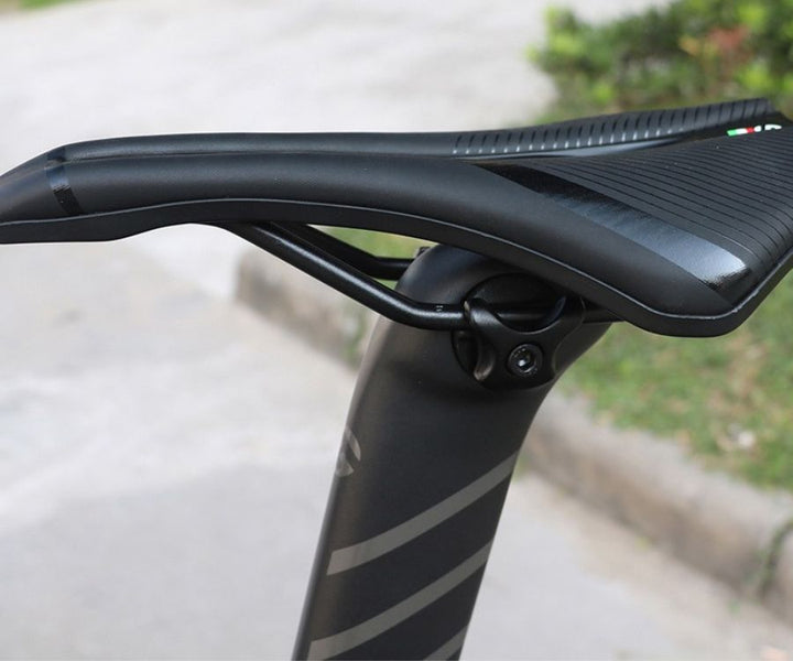Schwarzer Fahrradsattel aus Carbon, aerodynamisch, leicht, ergonomisch, für Rennräder.