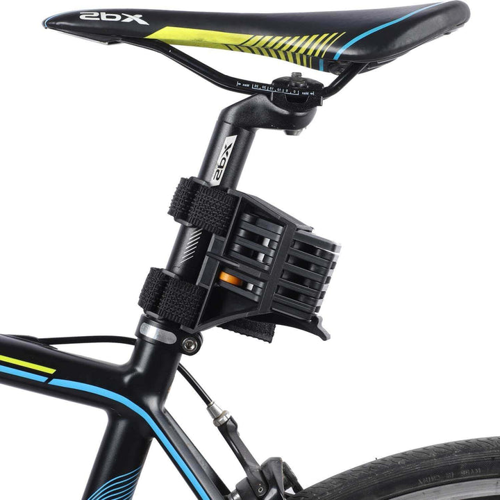 Schwarzes Fahrradschloss am Sattelrohr eines Rennrads befestigt, mit gelben und blauen Akzenten.