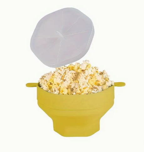 Gelbe Silikon-Popcornschüssel mit Deckel, gefüllt mit frischem Popcorn, faltbar, mikrowellengeeignet.