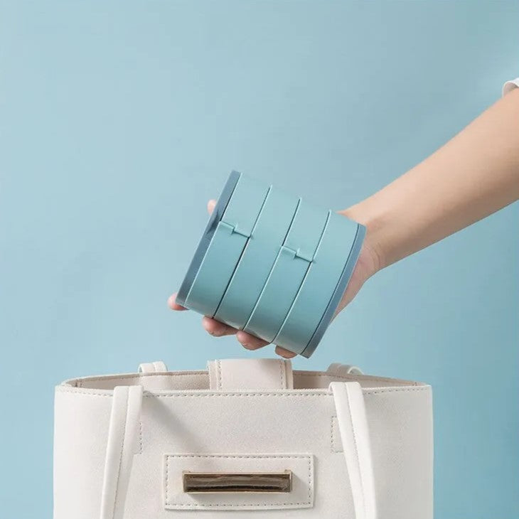 Blaue faltbare Silikon-Lunchbox, handlich, platzsparend, ideal für unterwegs, umweltfreundlich.