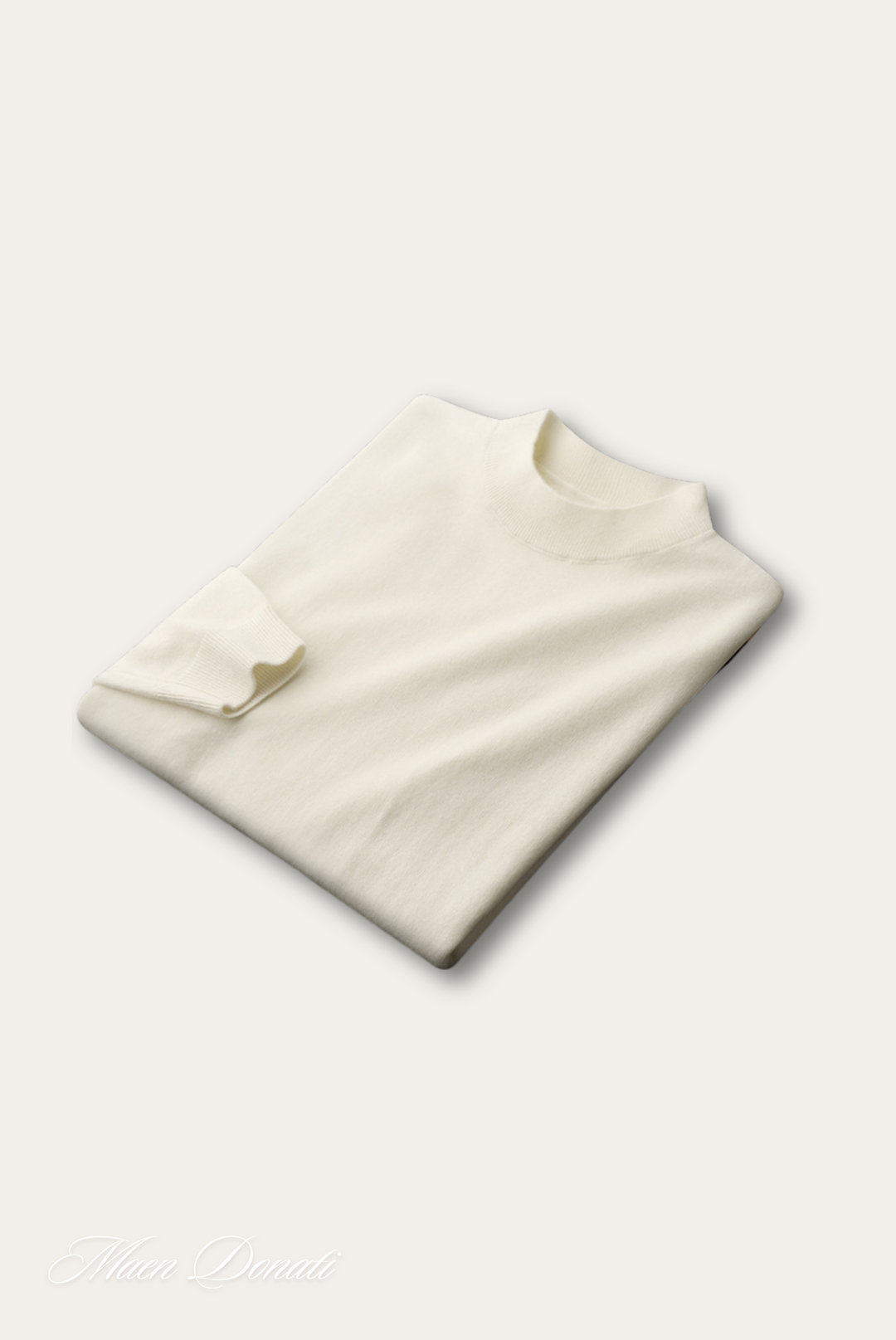 Weiße Strickpullover aus Baumwolle, gefaltet, elegantes Design, Modebekleidung.