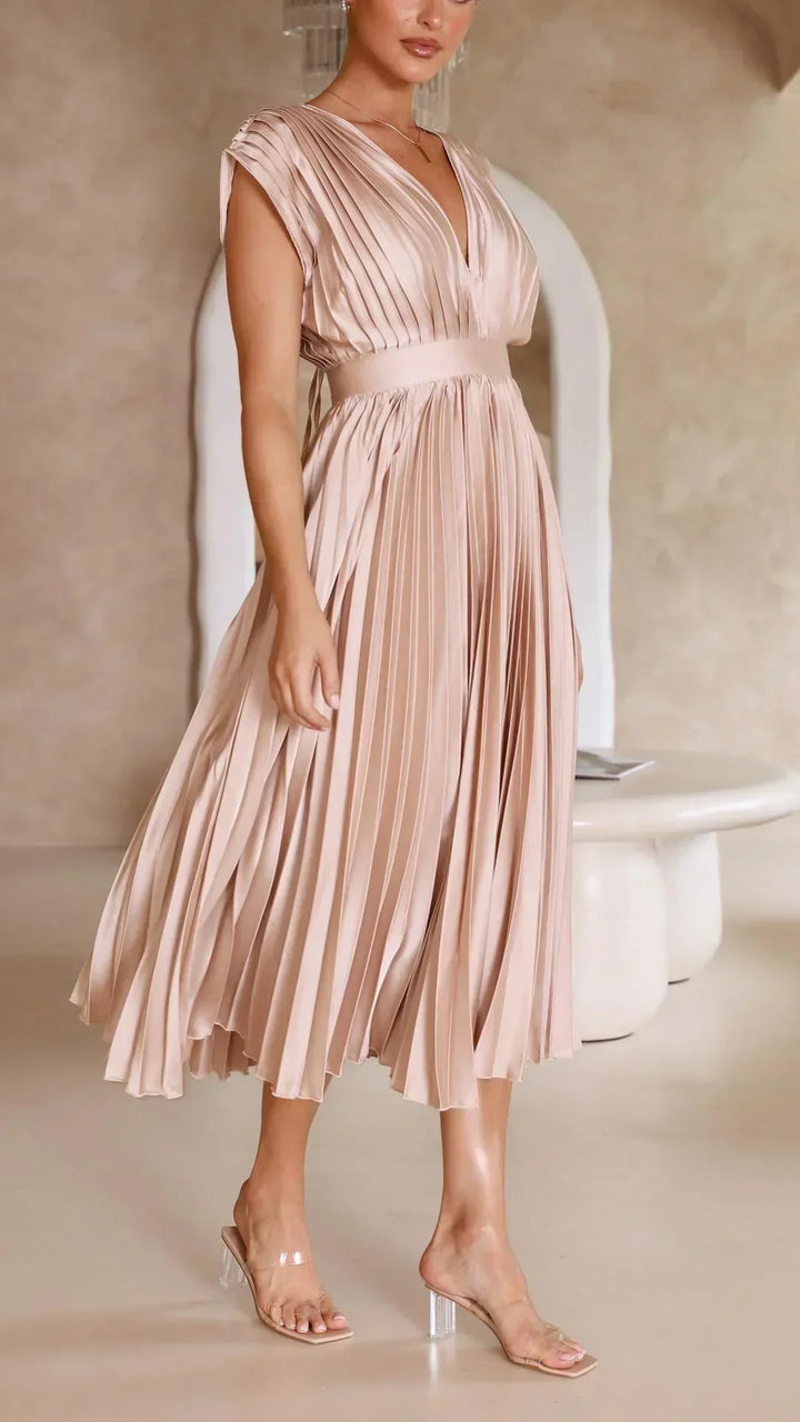 Faltiges Champagner-Midikleid aus Satin, ärmellos, elegantes Design für besondere Anlässe.