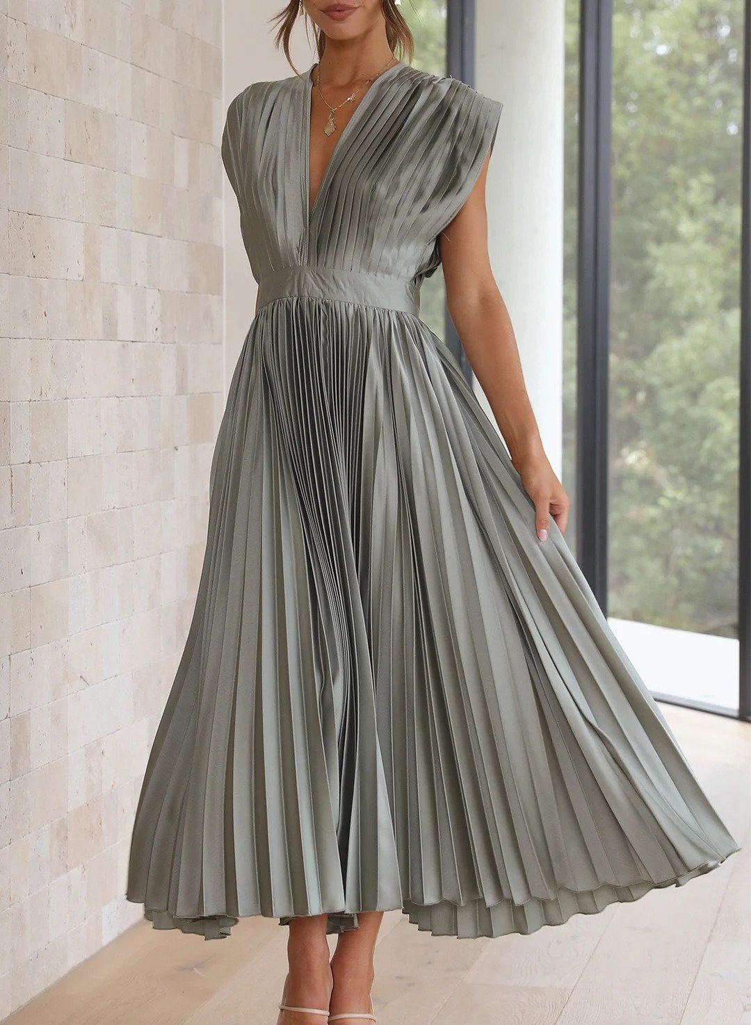 Elegantes plissiertes Maxikleid in Grau, ärmellos, aus Satin, ideal für festliche Anlässe.