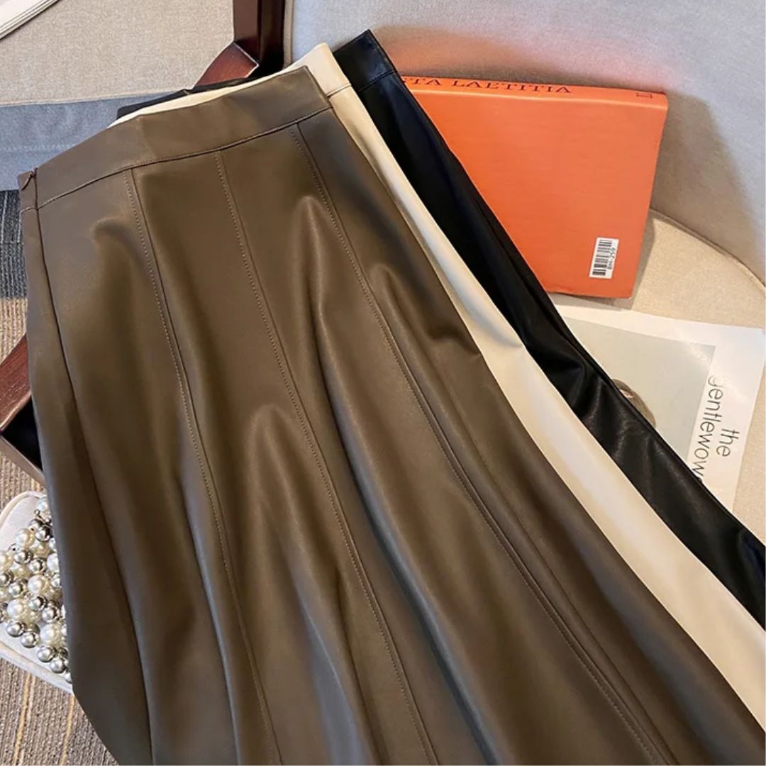 Damen Lederrock, braun, schwarz, beige, elegant, modisch, Faltenrock, Herbstmode, Büro-Outfit.
