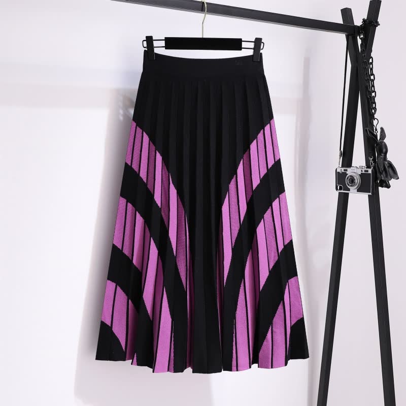 Schwarzer und lila Faltenrock, geometrisches Muster, Damenmode, elegant, knielang.