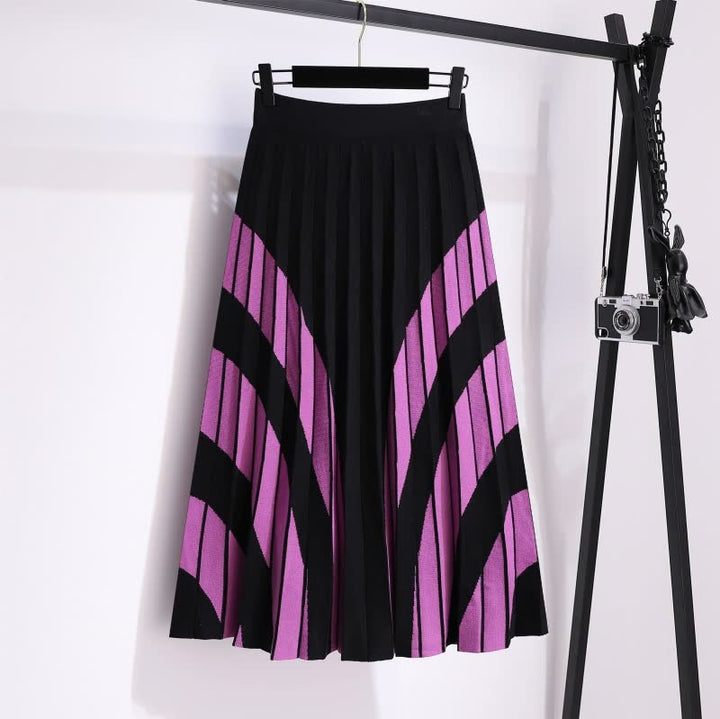 Schwarzer und lila Faltenrock, geometrisches Muster, Damenmode, elegant, knielang.