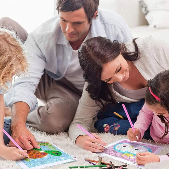 Familie malt bunte Eulenbilder auf Papier, Kinder und Erwachsene, kreative Freizeitaktivität.