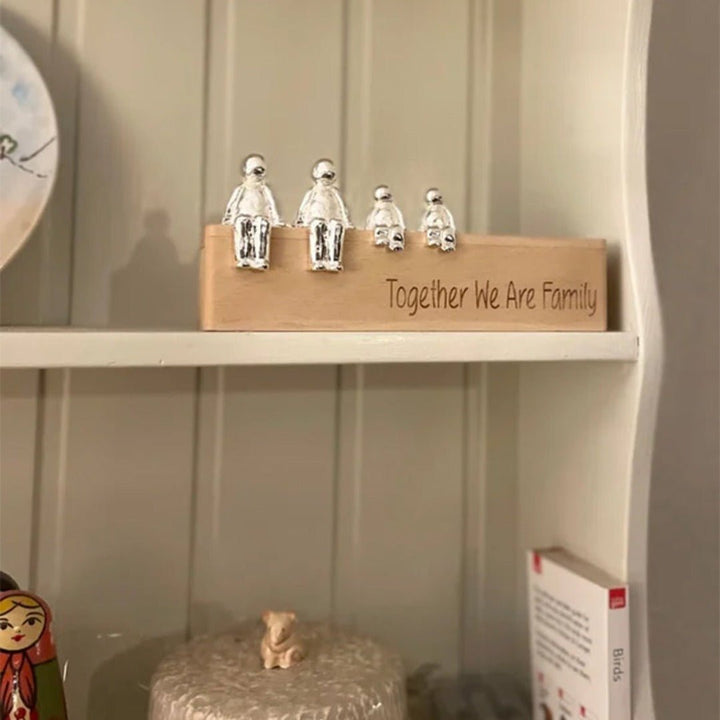 Silberne Familienskulptur auf Holzsockel, "Together We Are Family", Regaldekoration.