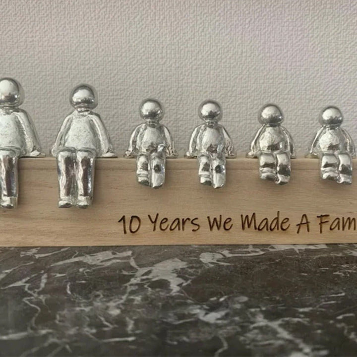 Silberne Familienskulptur auf Holzbrett, sechs Figuren, Jubiläumsgeschenk, moderne Kunst.