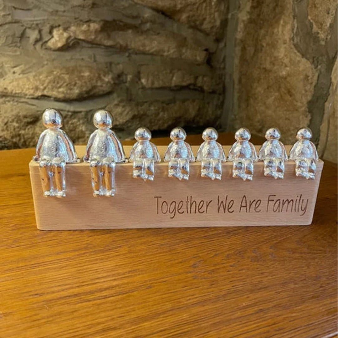Silberne Familienskulptur auf Holzsockel, "Together We Are Family", moderne Deko.