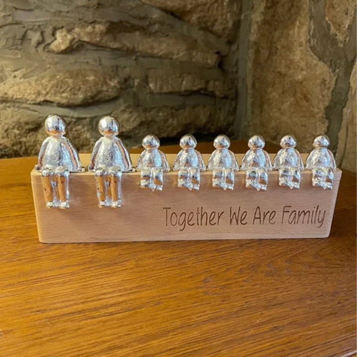 Silberne Familienskulptur auf Holzsockel, "Together We Are Family", moderne Deko.