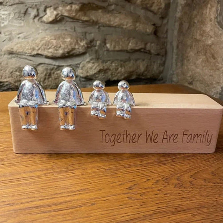 Silberne Familienskulptur auf Holzsockel, "Together We Are Family", moderne Deko.